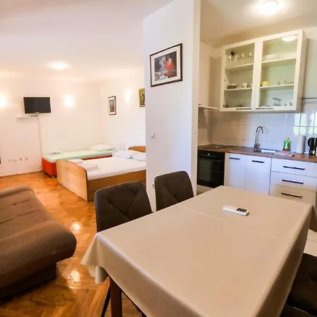 Apartment Huanita *